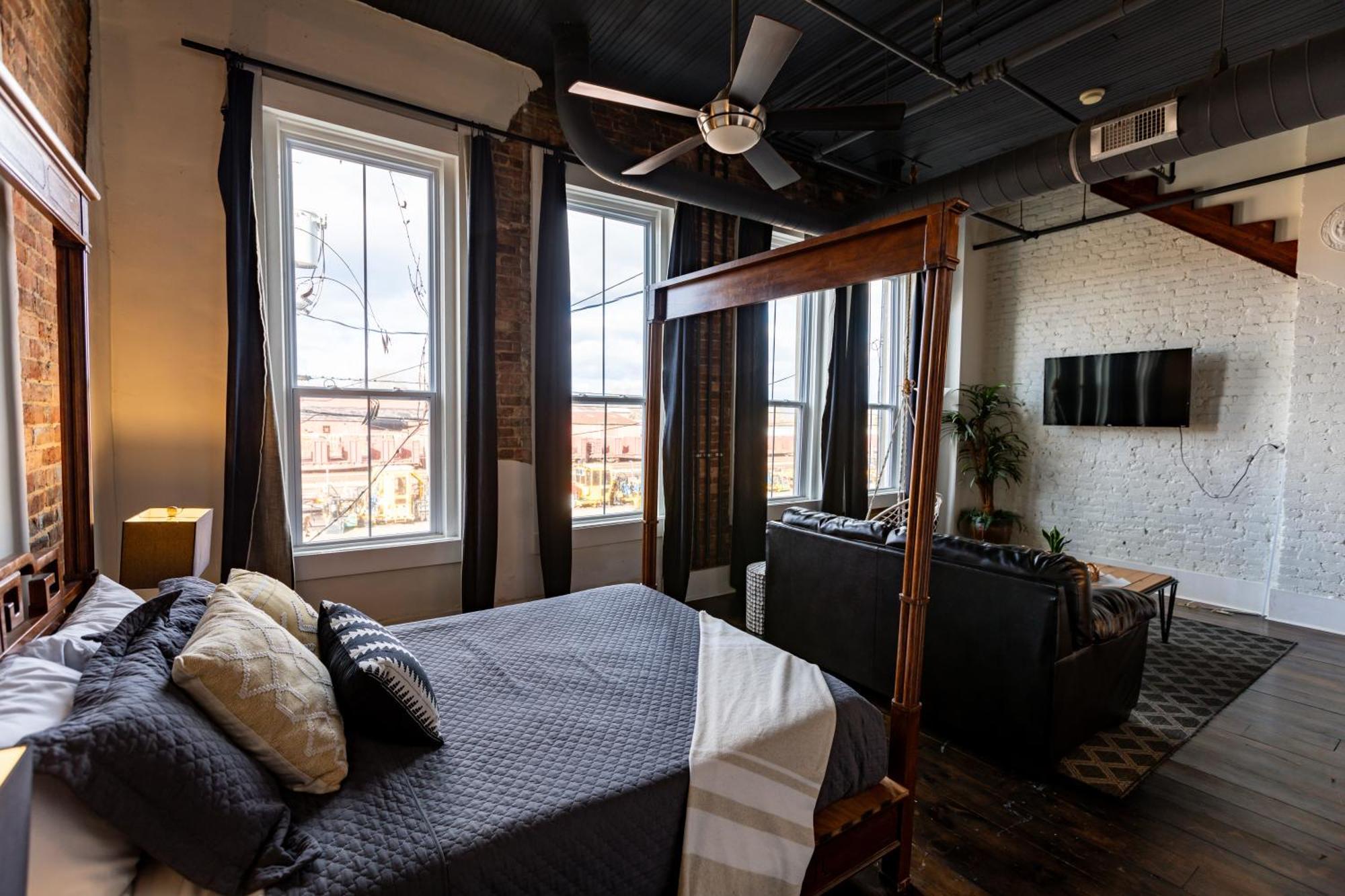The Two Story Loft Apartment Спрингфийлд Екстериор снимка