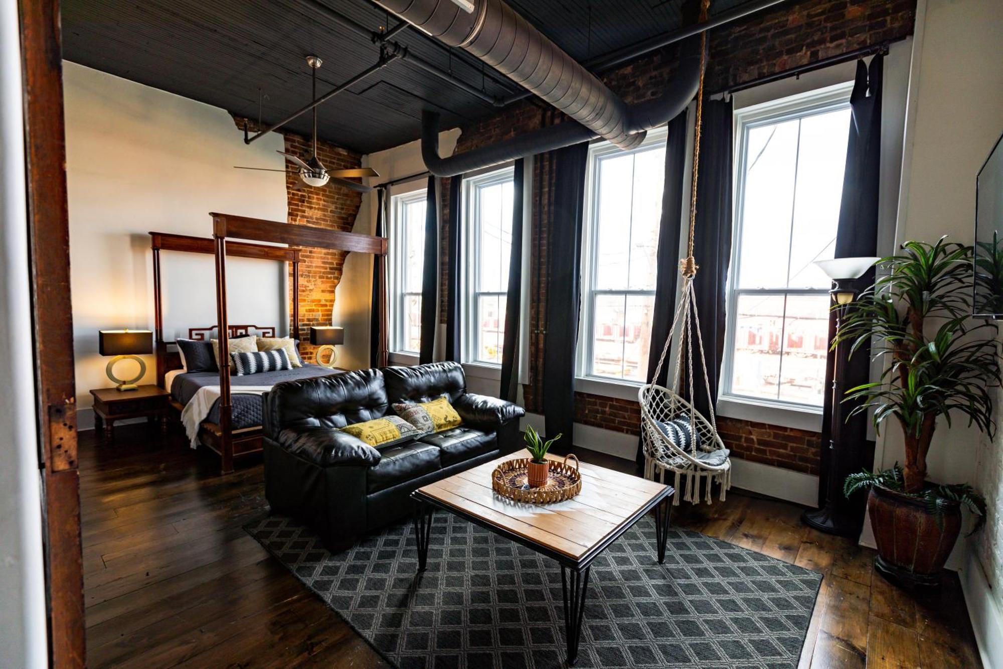 The Two Story Loft Apartment Спрингфийлд Екстериор снимка