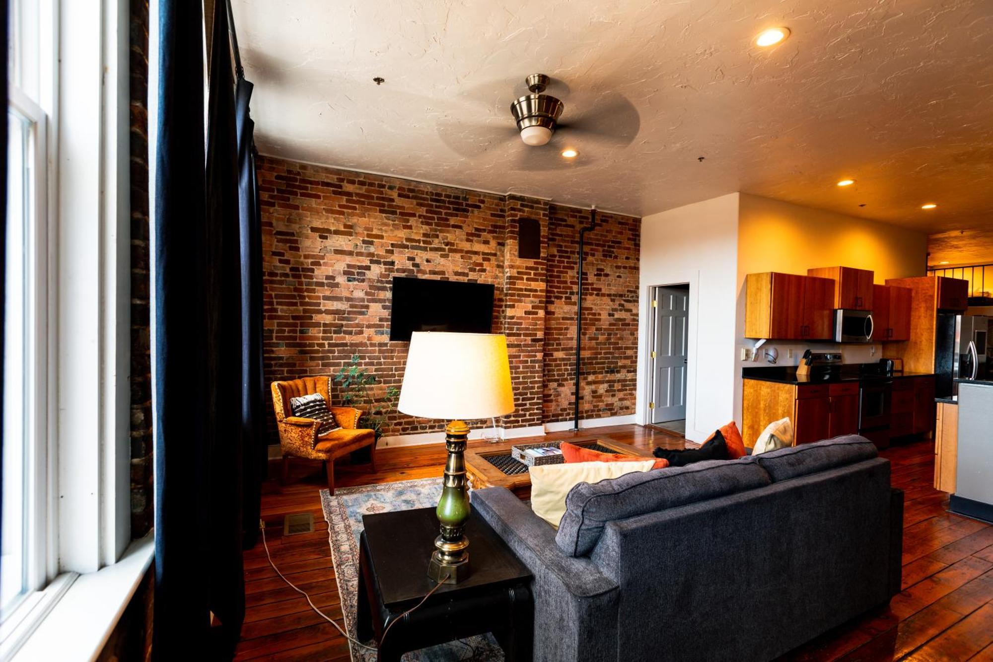 The Two Story Loft Apartment Спрингфийлд Екстериор снимка