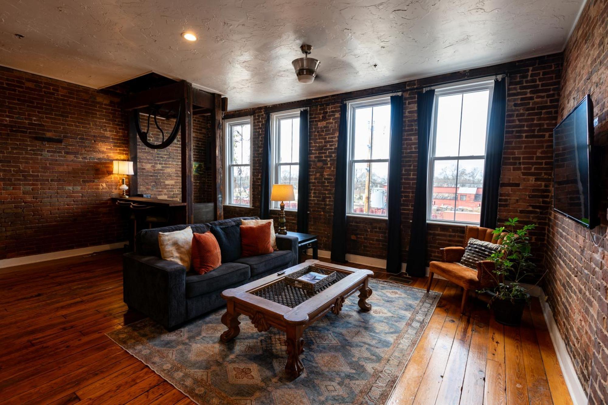 The Two Story Loft Apartment Спрингфийлд Екстериор снимка