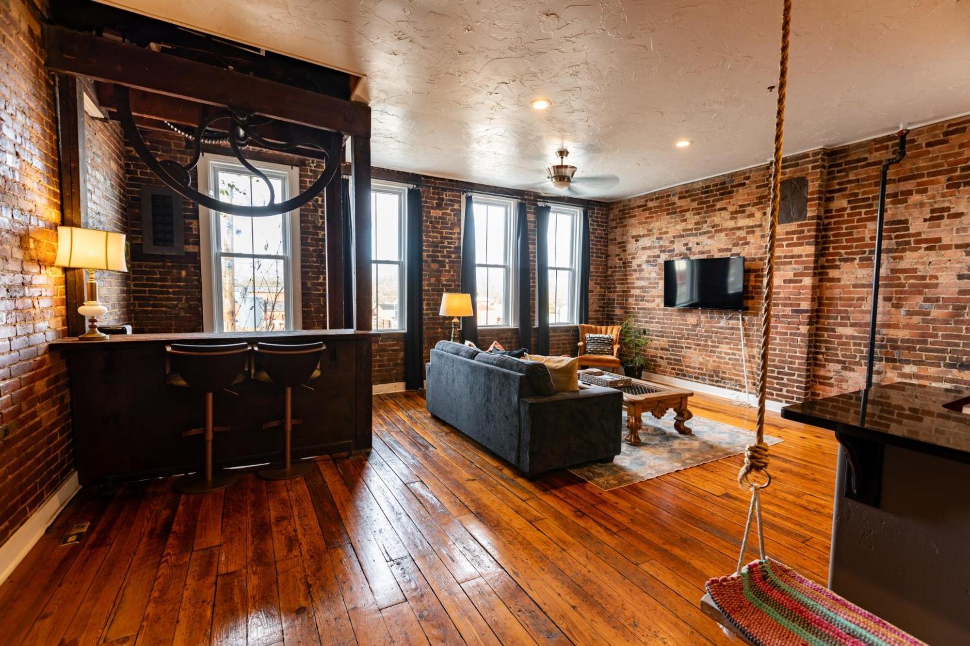 The Two Story Loft Apartment Спрингфийлд Екстериор снимка